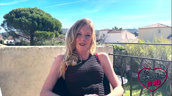Aurbeaureal, blonde aux gros seins, adore la bite
