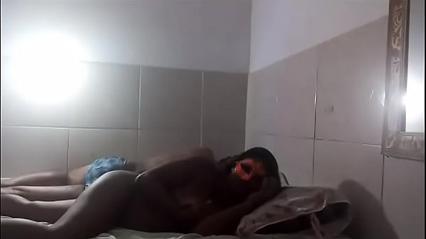 Esposa deu pra dois com o Marido no canto da cama no sono profundo