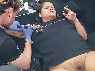 My wife offers to Tattoo Pervert her pussy in exchange for the tattoo. German Tattoo Artist – Gatopg2019